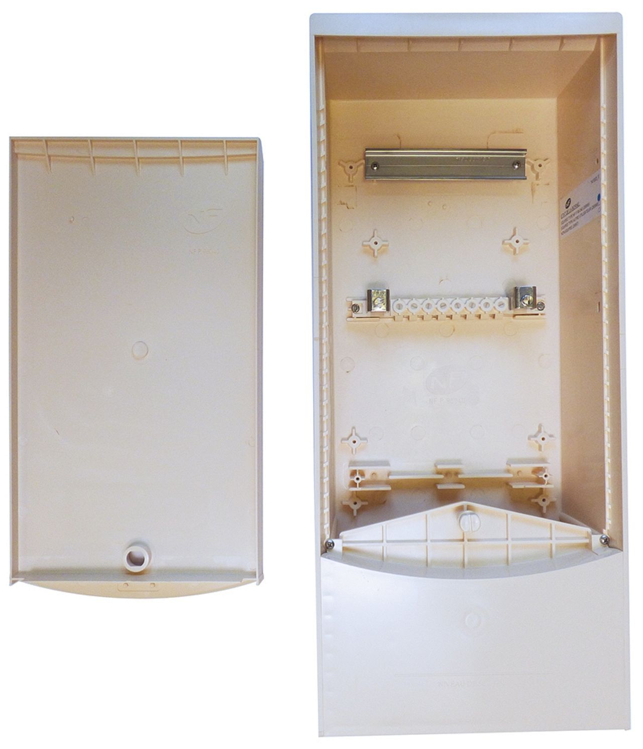 Borne pavillonnaire télécom équipée d'un rail DIN